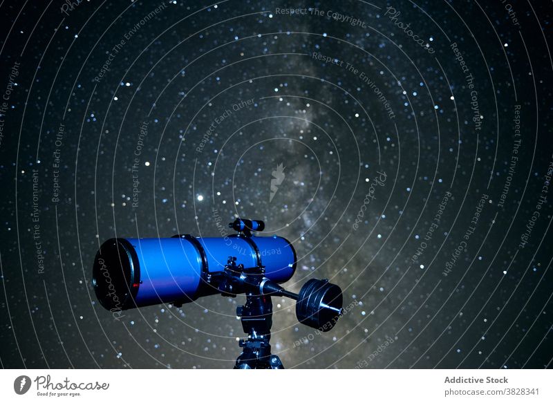 Optisches Teleskop gegen nächtlichen Sternenhimmel Nacht Himmel erkunden dunkel Schmuckkörbchen optisch Galaxie Fundstück Astronomie Umwelt beobachten
