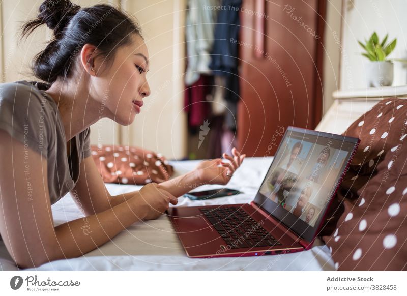 Ethnische Frau kommuniziert mit Freunden während eines Online-Meetings Coronavirus Videoanruf Laptop Selbstisolierung soziale Distanzierung zu Hause