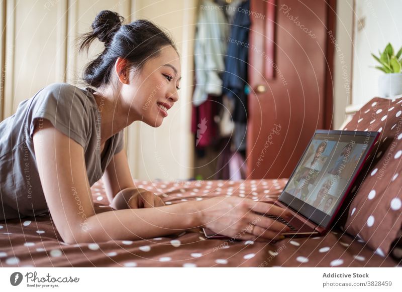 Ethnische Frau kommuniziert mit Freunden während eines Online-Meetings Coronavirus Videoanruf Laptop Selbstisolierung soziale Distanzierung zu Hause