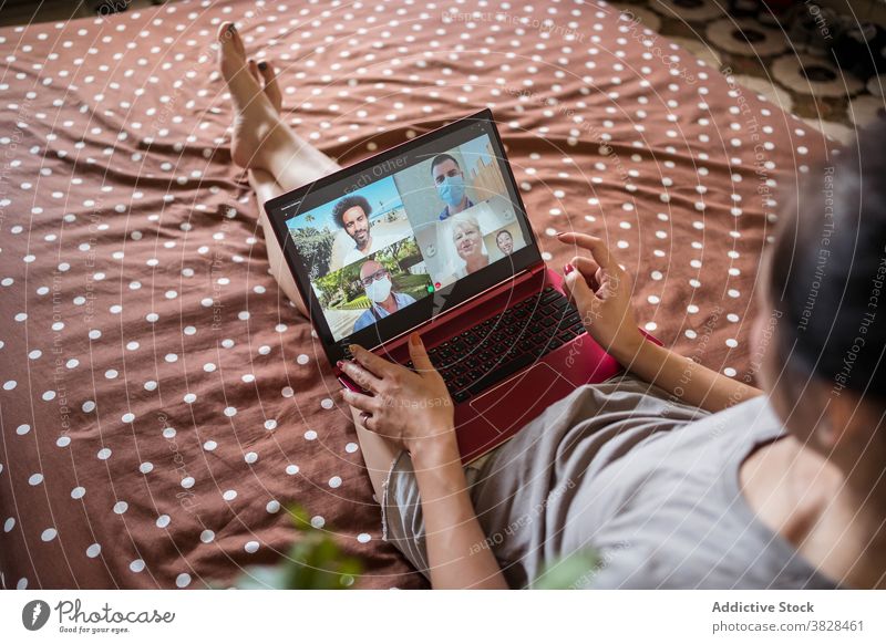 Frau mit Video-Chat mit Freunden über Laptop Coronavirus Videoanruf Selbstisolierung soziale Distanzierung zu Hause Kommunizieren online Sitzung benutzend