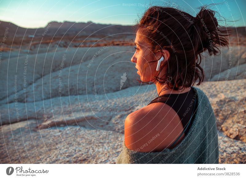 Frau genießt Sonnenuntergang in der Wüste Tal wüst Ödland sportlich friedlich nachdenken sich[Akk] entspannen ruhig Natur Gelassenheit Abend Harmonie Felsen
