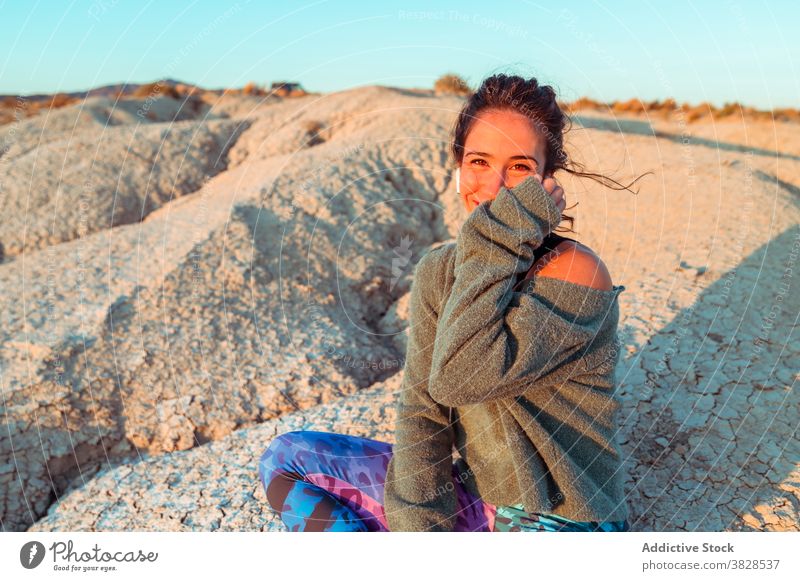 Frau genießt Sonnenuntergang in der Wüste Tal wüst Ödland sportlich friedlich nachdenken sich[Akk] entspannen ruhig Natur Gelassenheit Abend Harmonie Felsen