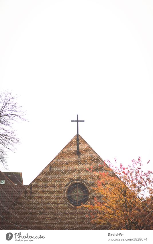 Gotteshaus mit Kreuz im Herbst Kirche draußen Himmel Glaube & Religion Christentum Symbole & Metaphern Zeichen