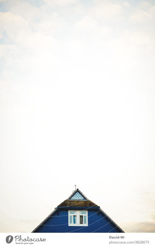 blauer Dachgiebel und schönes Wetter Haus gutes Wetter Sonnenschein Gebäude Himmel Architektur kunst schwedenhaus Buchcover