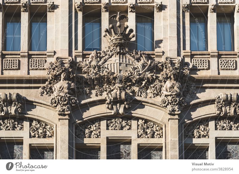 In die Fassade eines modernistischen Gebäudes gemeißeltes Wappen der Stadt Barcelona Emblem Architektur Glas Symbol Fenster Außenseite Struktur Konstruktion