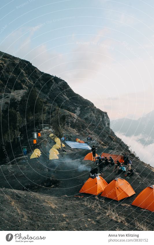 Base Camp - Rinjani Lombok Zelten Bergsteigen Indonesien wolken orange gelb mystisch Pause machen Berge u. Gebirge Vulkan aktiv Lavafeld grau Wanderer Gruppe