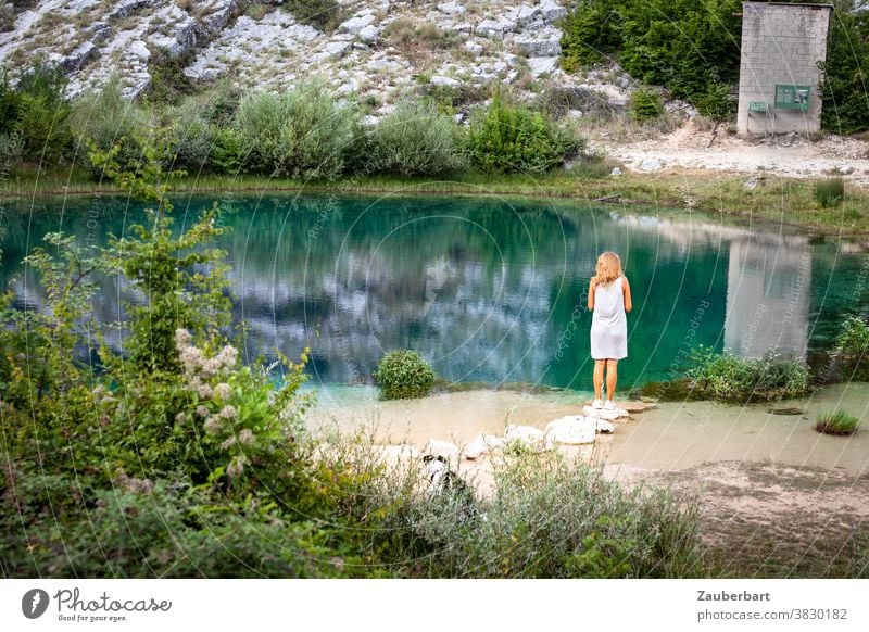 Frau im weißen Kleid an der türkis-grünen Karstquelle Cetina in Kroatien Teich stehen Spiegelung Natur Naturpark Reflexion & Spiegelung See Landschaft ruhig
