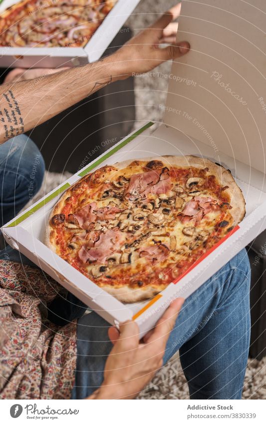 Anonyme Freunde teilen sich leckere Pizzen Männer Pizza essen Lebensmittel Wochenende geschmackvoll Fastfood Mahlzeit Zusammensein ethnisch Abendessen