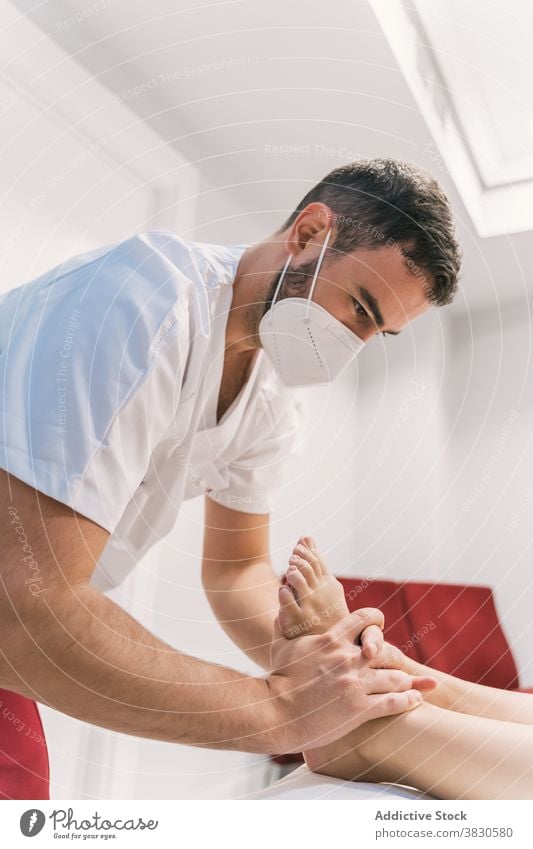 Masseur massiert die Füße eines Patienten in der Klinik Rehabilitation Massage Fuß Physiotherapie geduldig Therapeut Arzt Tisch medizinisch Raum Medizin Lügen