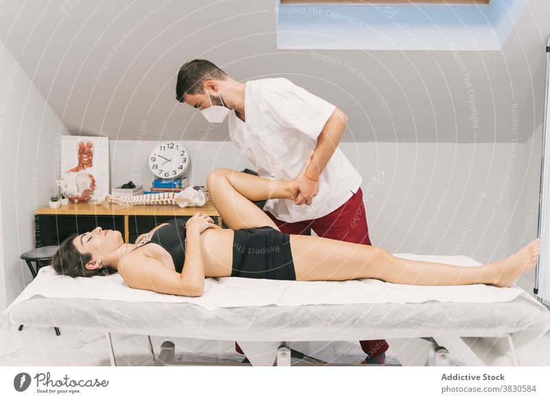 Männlicher Physiotherapeut, der einen Patienten im Krankenhaus behandelt Physiotherapie Dehnung Therapeut geduldig Rehabilitation Klinik Massage Gesundheit