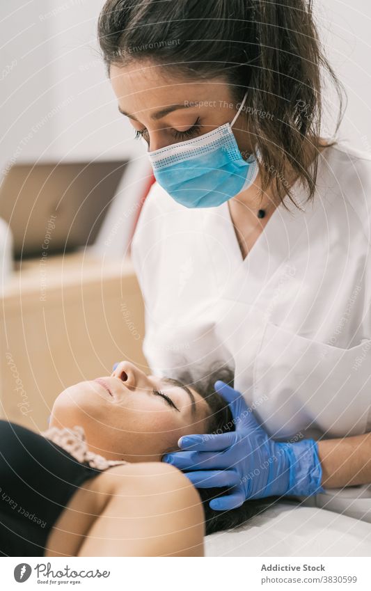 Physiotherapeutin bei Gesichtsmassage für Patienten Massage Physiotherapie Therapeut geduldig Leckerbissen Kiefer Klinik Wiederherstellung Gesundheitswesen