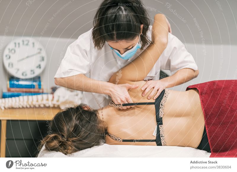 Masseurin macht therapeutische Massage für Patienten Rehabilitation Rücken Therapeut Therapie Leckerbissen Schulterblatt Klinik Medizin professionell Pflege