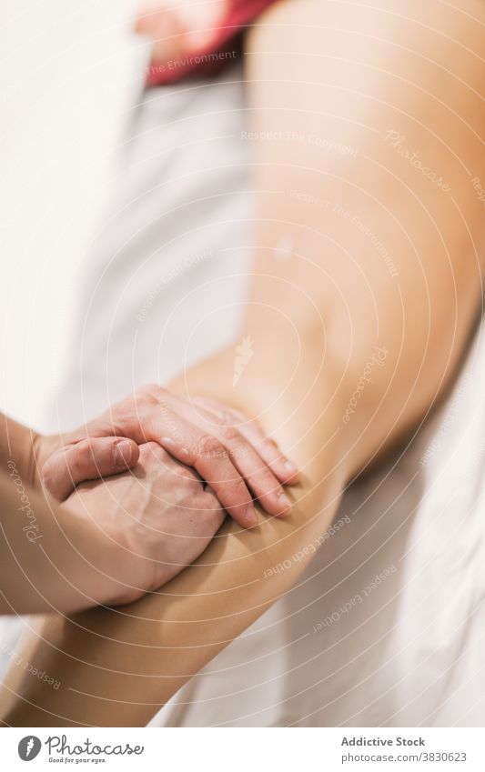 Crop-Massage-Therapeut massiert Beine des Patienten Therapie Physiotherapie Arzt geduldig Masseurin Leckerbissen Rehabilitation Verfahren Gesundheit