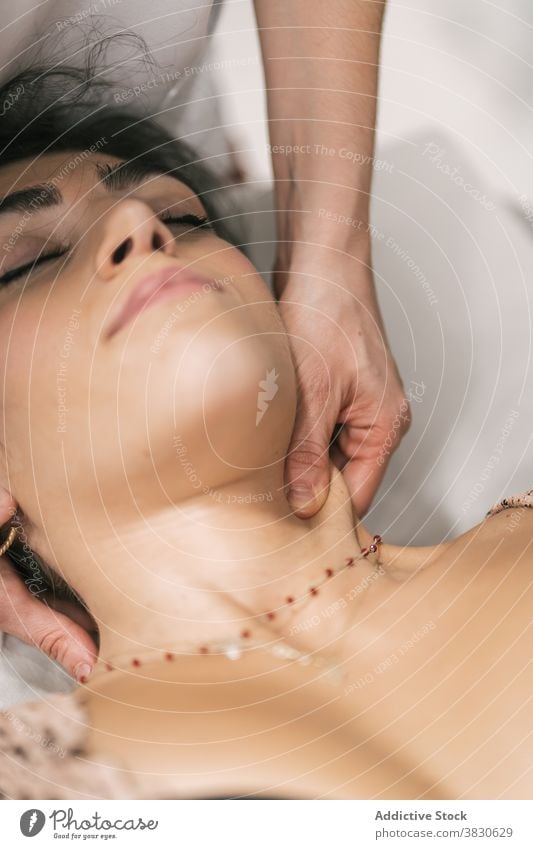 Therapeut bei der Massage am Nacken eines Patienten Therapie Rehabilitation Physiotherapie Klinik Gesundheit geduldig Verfahren Leckerbissen Physiotherapeutin