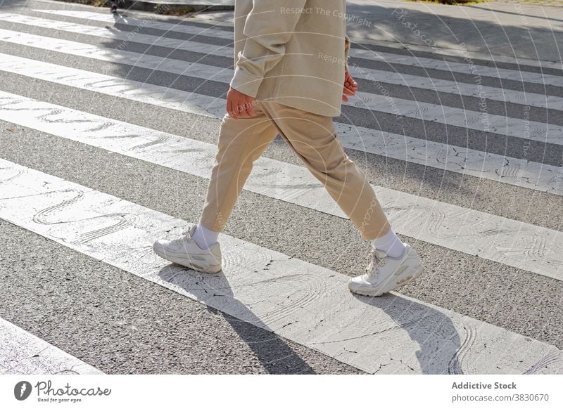 Unerkennbarer Mann am Straßenrand auf Kreuzung Fußgänger Zebrastreifen Querstraße Arbeitsweg Verkehr Stadt Asphalt urban lässig Outfit sonnig durchkreuzen