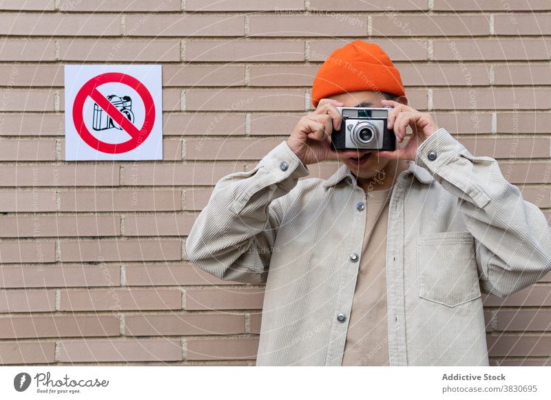 Mann fotografiert im Sperrgebiet fotografieren Verletzung Einschränkung Regel brechen Ungehorsam Nichteinhaltung auflehnen Fotografie Zeichen Konformität Gerät
