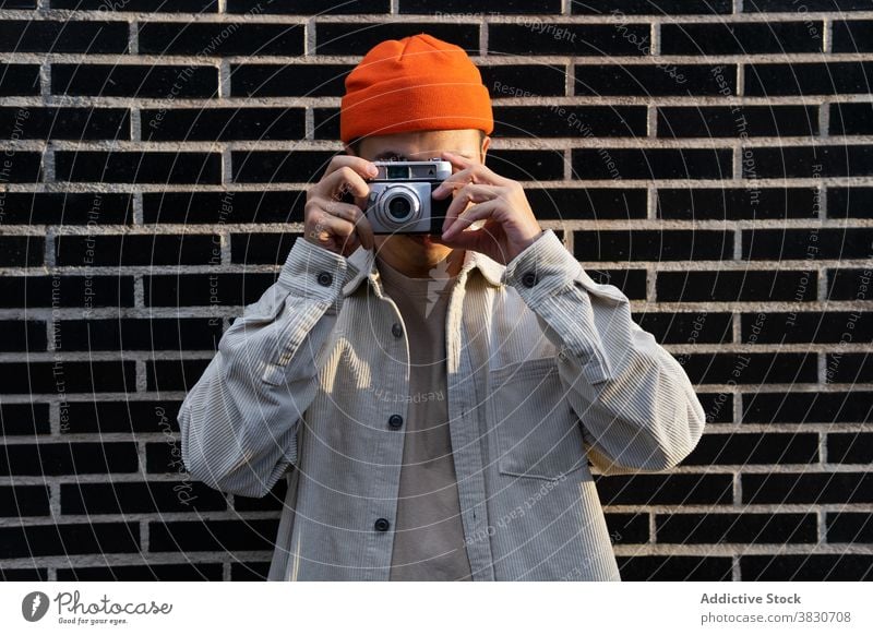 Mann fotografiert stehend auf Ziegelmauer fotografieren Fotografie Gerät Gedächtnis Fotoapparat Apparatur Straße Moment Hipster männlich Linse Fokus