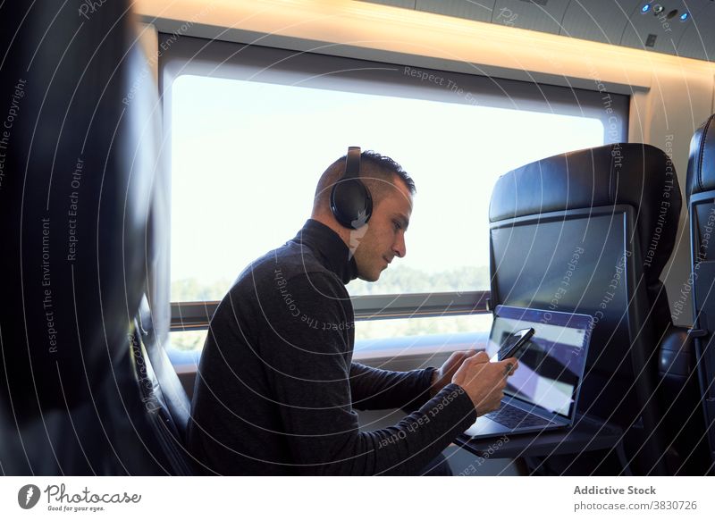 Beschäftigter Mann bei der Arbeit im Zug während einer Geschäftsreise Ausflug Business Unternehmer Geschäftsmann freiberuflich klug Laptop männlich Passagier