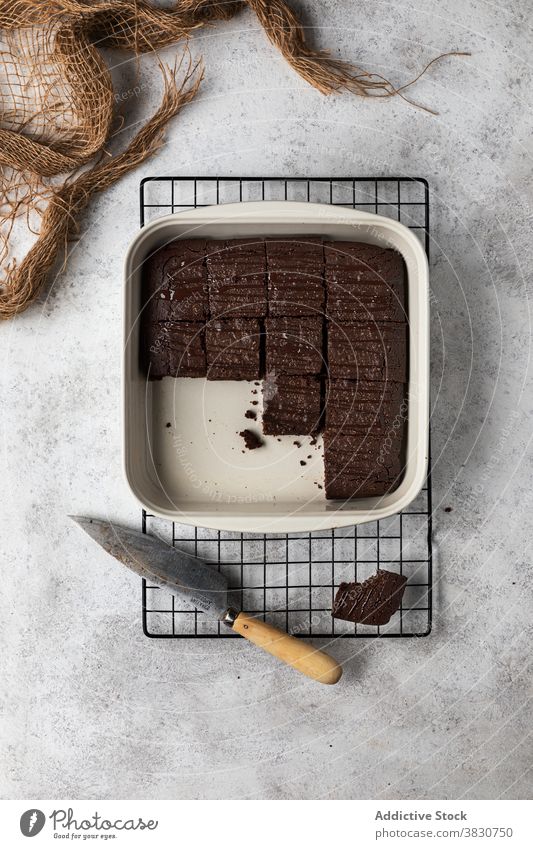 Brownie-Kuchen in Backform browinie Schokolade gebacken Spielfigur geschnitten Backblech Dessert selbstgemacht süß Lebensmittel Küche Koch vorbereiten lecker
