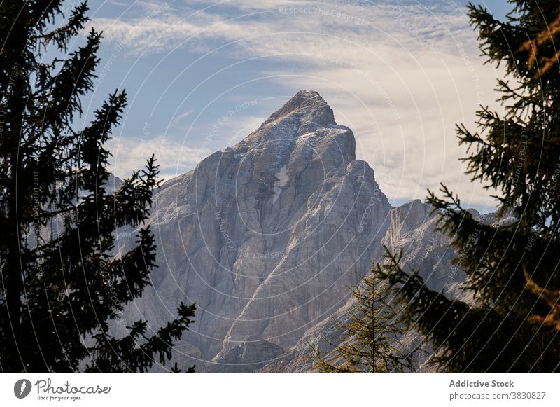 Rocky majestätischen schneebedeckten Berg in der Nähe von Fichte Berge u. Gebirge felsig Stein hoch malerisch nadelhaltig Wald wolkig hell Dolomiten Italien