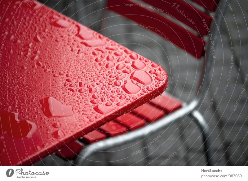 Nach dem Regen Stuhl Tisch Restaurant Stadt kalt nass grau rot Café Straßencafé Wassertropfen Wasserlache Tischplatte Farbfoto Außenaufnahme Strukturen & Formen