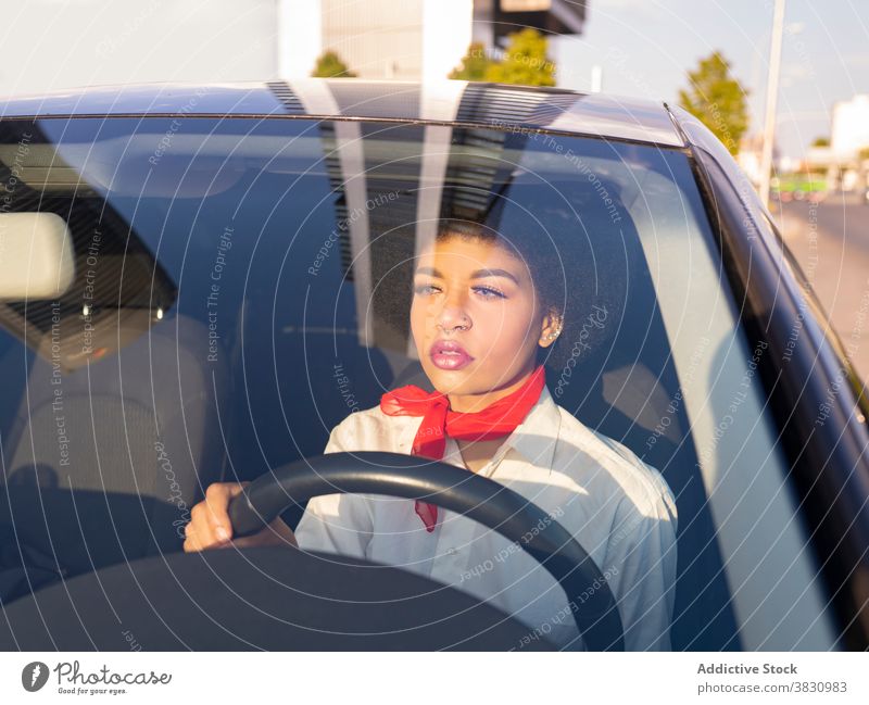 Ernste schwarze Frau fährt Auto Fahrer ernst selbstbewusst beschäftigt Arbeit Verkehr nachdenklich Automobil Laufwerk Dame Afroamerikaner Kommunizieren Straße
