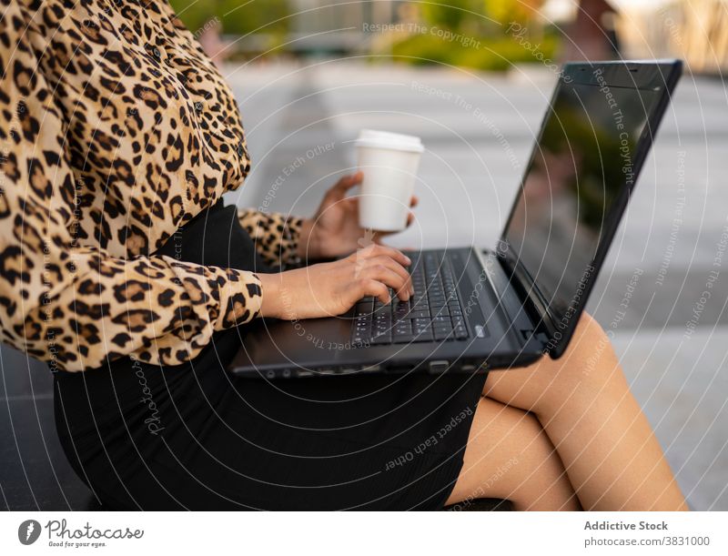 Anonyme schwarze Frau, die einen Laptop benutzt und Kaffee trinkt Mitarbeiter Konzentration Job Tippen Inbetriebnahme selbstbewusst Imbissbude Browsen