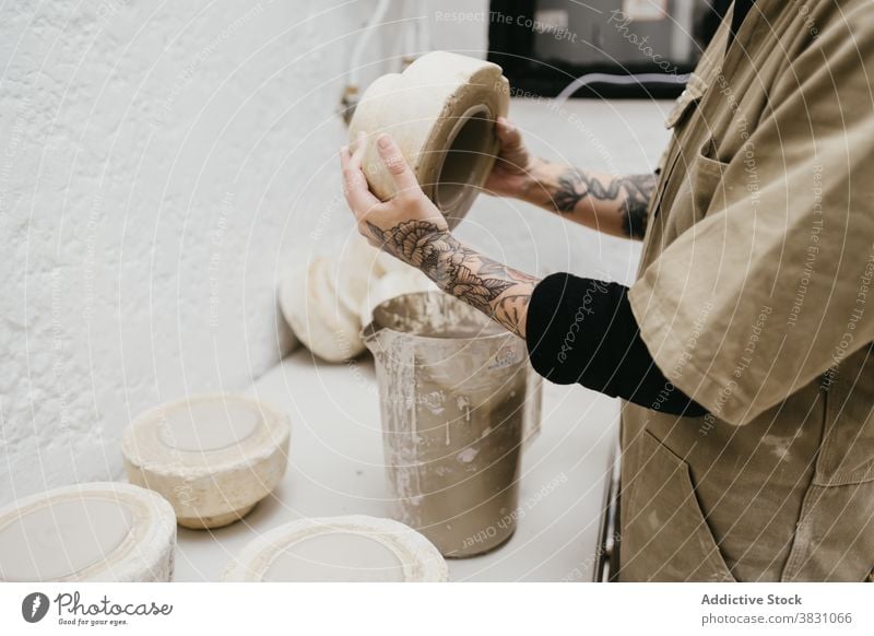 Crop Keramiker machen Ton Topf in der Werkstatt Töpferwaren eingießen Kunstgewerbler Handwerk Handwerkskunst Atelier Material handgefertigt Fähigkeit kreativ