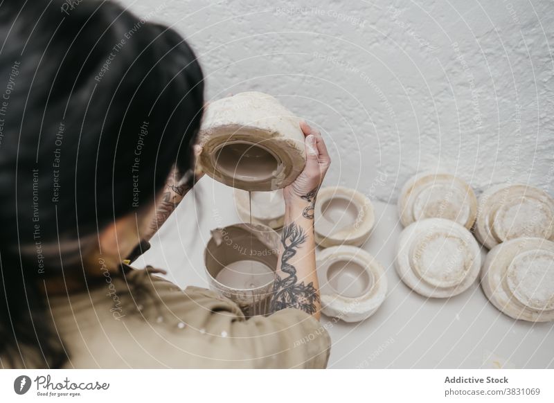 Crop Keramiker machen Ton Topf in der Werkstatt Töpferwaren eingießen Kunstgewerbler Handwerk Handwerkskunst Atelier Material handgefertigt Fähigkeit kreativ