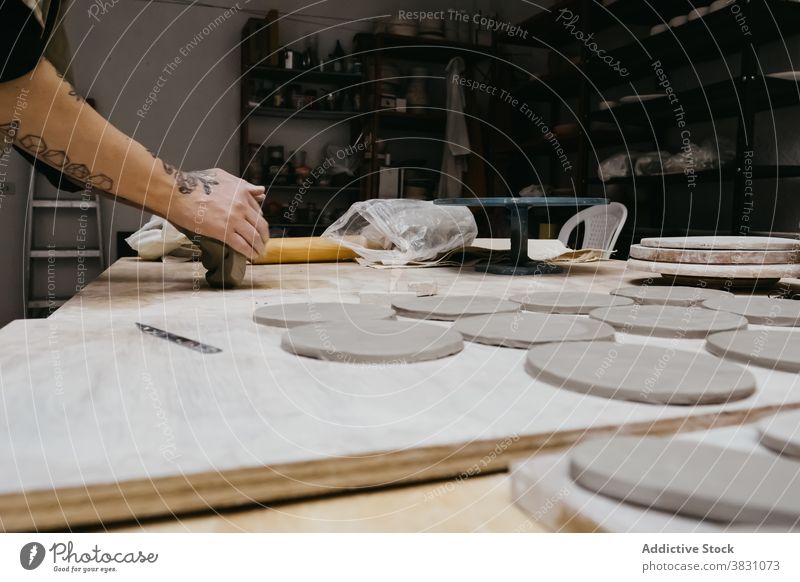 Kunsthandwerker bei der Arbeit mit Ton auf der Werkbank Keramik Kunstgewerbler Töpferwaren Werkstatt Form kreieren Atelier Steingut Tonwaren Geschirr kreativ