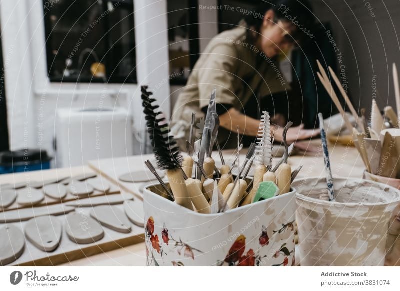Keramikerin bereitet Ton für handgemachte Töpferwaren vor Werkstatt Kunstgewerbler Nudelholz vorbereiten Kunsthandwerker Steingut Basteln Tonwaren Hobby Beruf