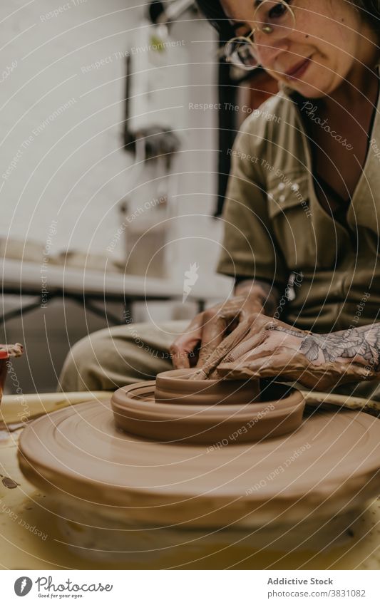 Crop Keramiker machen Topf auf Ton Rad Töpferwaren Werkstatt Kunsthandwerker kreieren Herstellerin handgefertigt Fähigkeit Arbeit Hobby Beruf Kunstgewerbler