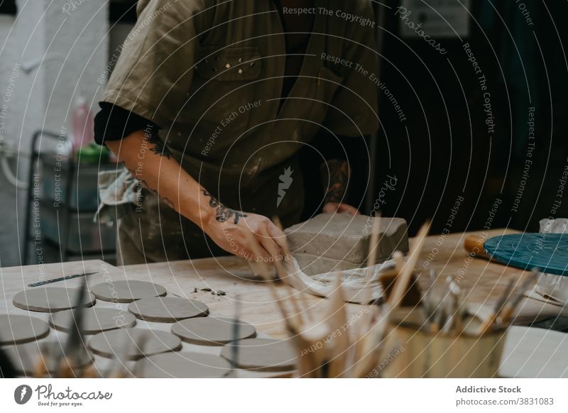 Keramikerin bereitet Ton für handgemachte Töpferwaren vor Werkstatt Kunstgewerbler Nudelholz vorbereiten Kunsthandwerker Steingut Basteln Tonwaren Hobby Beruf