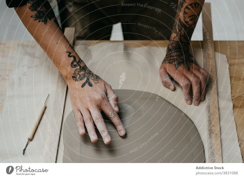 Keramikerin stellt in ihrer Werkstatt handgefertigte Tonwaren her kreieren Kunstgewerbler Töpferwaren Steingut Material Werkzeug stechend Spielfigur Basteln