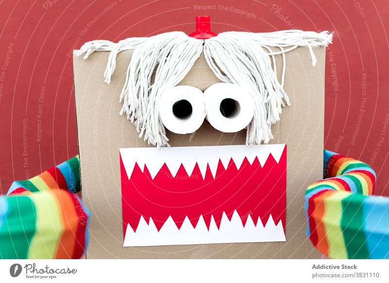 Kind im lustigen Karnevalskostüm auf der Straße Monster Tracht Schachtel Kasten spielerisch lebhaft handgefertigt kreativ Feiertag Party festlich feiern