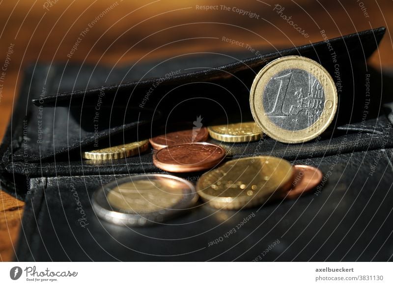 Portemonnaie mit Euro- und Cent-Münzen Euromünzen Geld Geldmünzen Bargeld Geldbörse portmonee Währung Finanzen Brieftasche Business Leder schwarz bezahlen offen