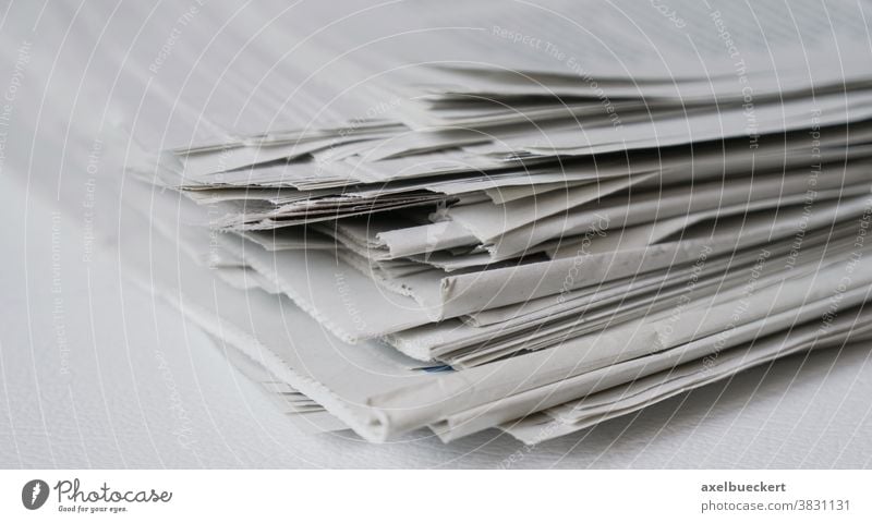 unordentlicher Stapel von Zeitungen Nachrichten Presse Medien Altpapier Zeitungsstapel Haufen Papier Recycling Information Journalismus lesen Nahaufnahme
