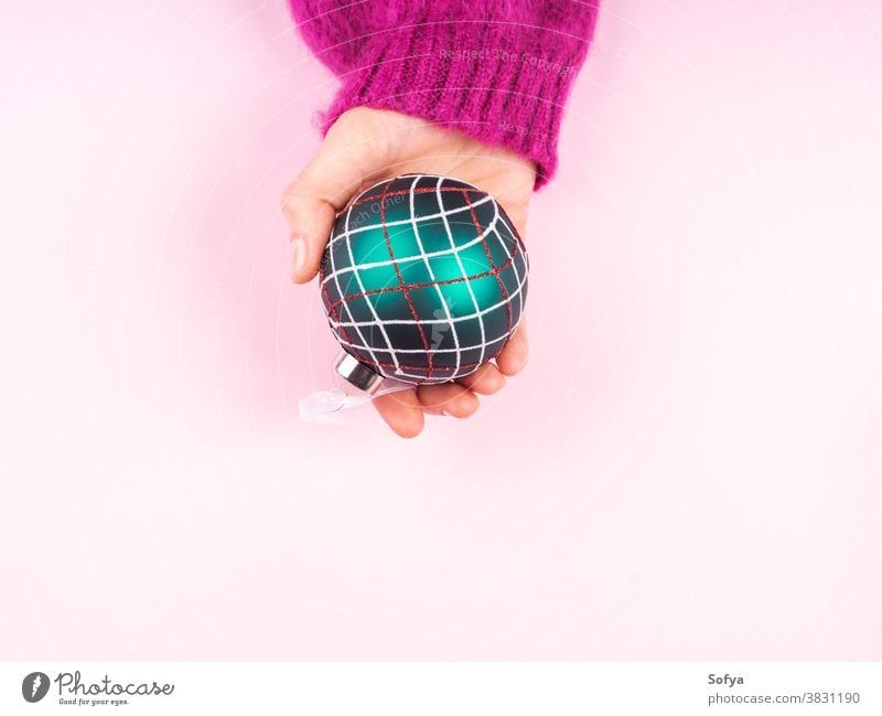 Frauenhand hält Weihnachtskugel Weihnachten Ornament Hand schön Dekoration & Verzierung Feiertag Jahr Kugel Dezember Kaukasier neu Mädchen Hintergrund Ball