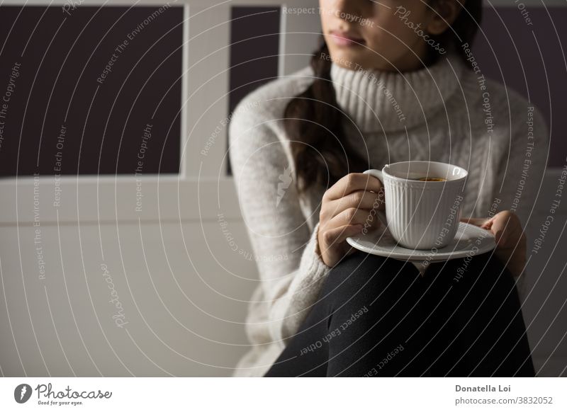 Mädchen hält eine Tasse Tee Jugendlicher Schlafzimmer Getränk abschließen Konzept trinken Frau von oben Frucht Gesundheit Beteiligung heimwärts im Innenbereich