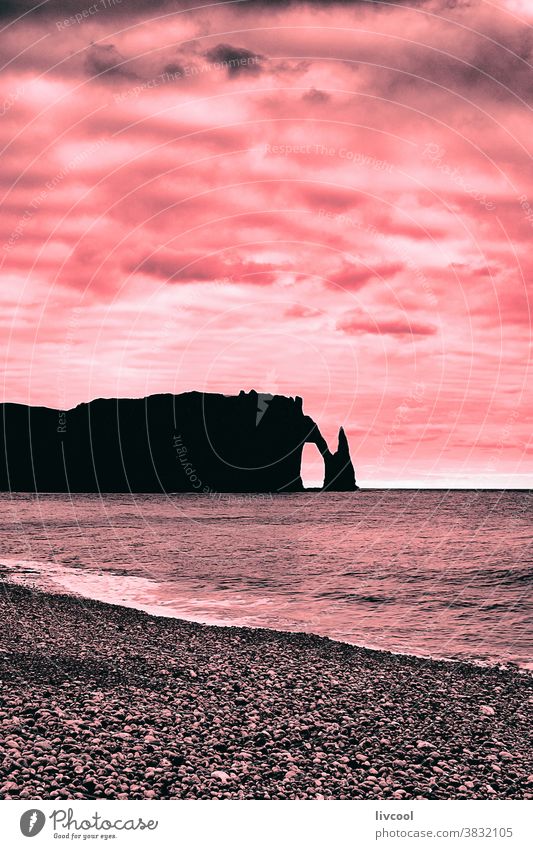 Klippen von Etretat auf rosa Hintergrund Porte daval Landschaft Blaue Stunde la porte damont Küste Strand Szene Wolken MEER Meeresufer im Freien Dämmerung