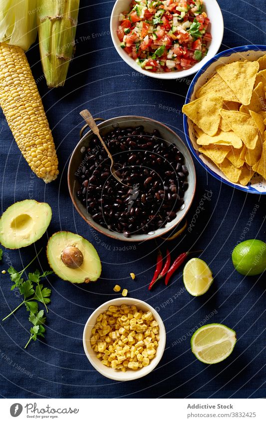 Zutaten für die mexikanische Küche Lebensmittel Chilaquiles Speise Tortilla Ähren Frühstück schwarze Bohnen nachos Koriander Saucen gebraten Mahlzeit Chips
