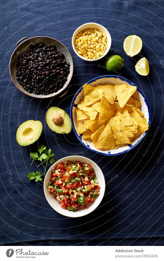 Zutaten für die mexikanische Küche Lebensmittel Chilaquiles Speise Tortilla Frühstück schwarze Bohnen nachos Koriander Saucen gebraten Mahlzeit Chips frisch
