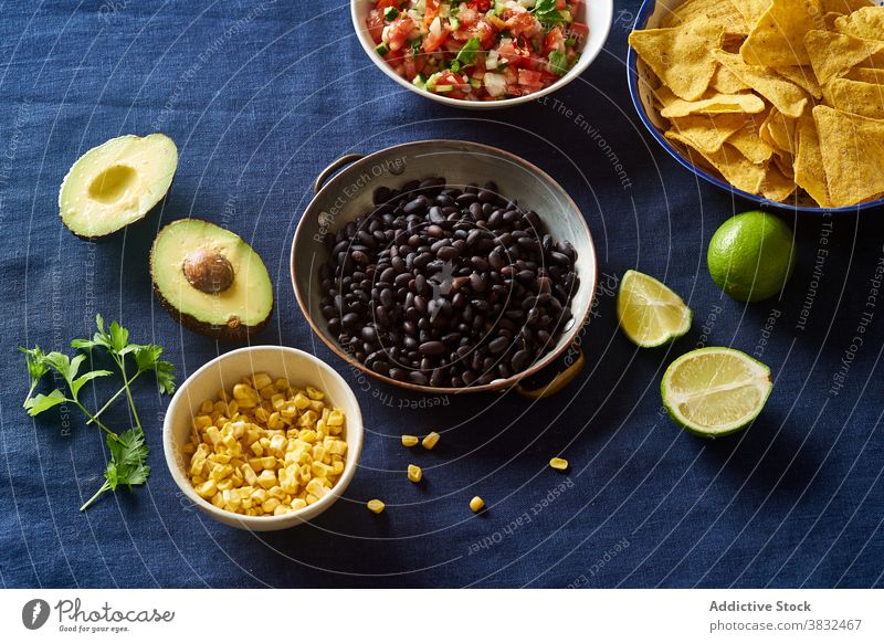 Zutaten für die mexikanische Küche Lebensmittel Chilaquiles Speise Tortilla Frühstück schwarze Bohnen nachos Koriander Saucen gebraten Mahlzeit Chips frisch