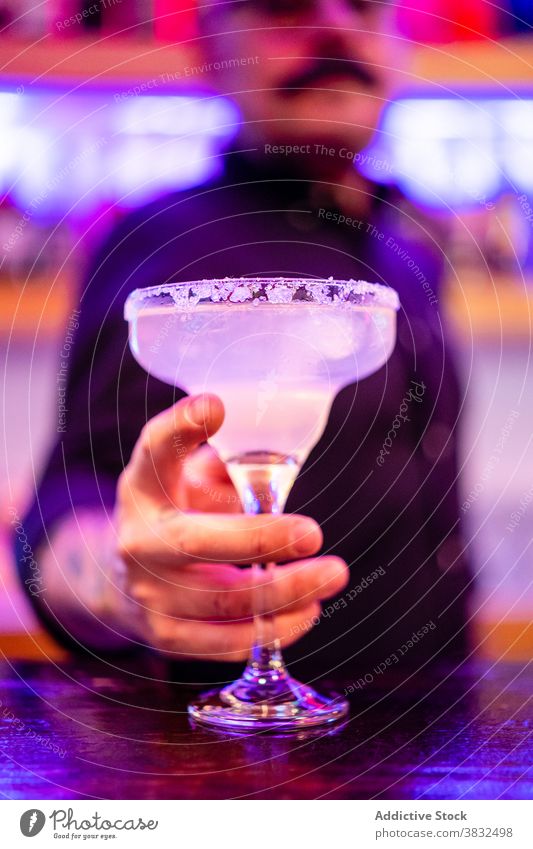 Anonymer reifer Barkeeper hält Cocktail im Pub Mann selbstbewusst cool kalt trinken Stil Alkohol männlich Dienst verschiedene Getränk Eis trendy modern dienen