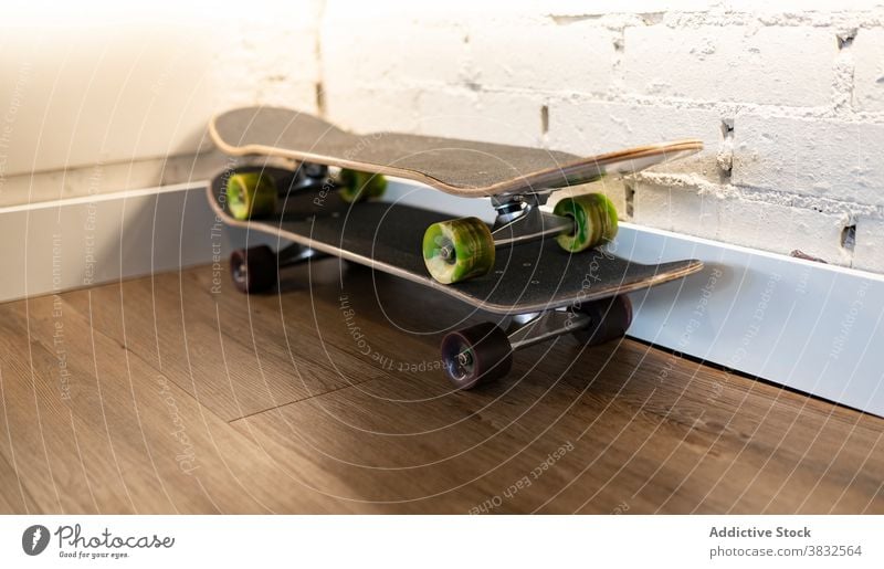 Skateboards in der Ecke des Raumes platziert Sport Rad Gerät Hobby Schlittschuh extrem Holzplatte cool Freizeit Mitfahrgelegenheit Objekt unterhalten