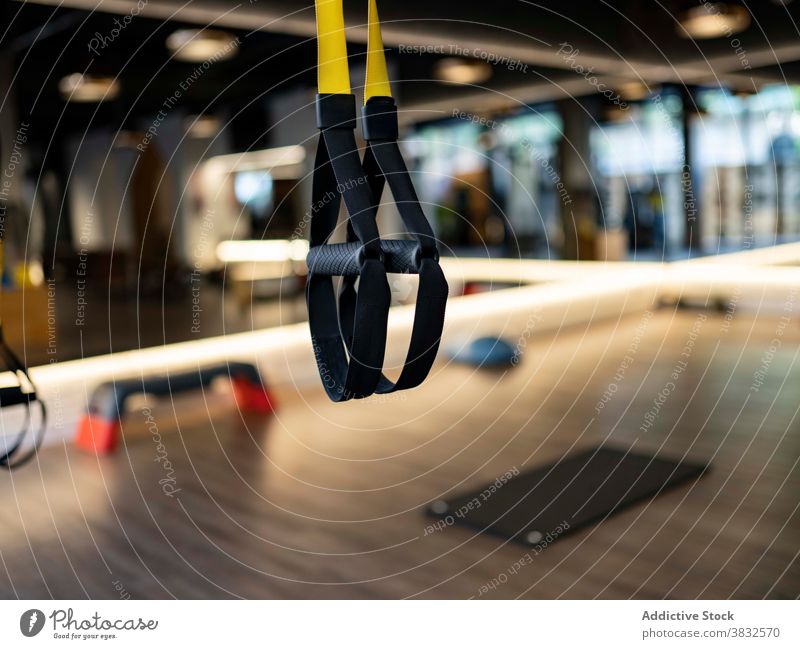 Suspensionsseile im modernen Fitnessstudio Seil trx Training hängen elastisch Sport Zeitgenosse Kraft Gerät Stärke Ausdauer Wellness Aktivität Motivation Griff