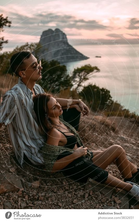 Sorgloses Paar ruht auf einem Hügel in der Nähe des Meeres Stil Sonnenuntergang MEER sich[Akk] entspannen genießen sorgenfrei Liebe kuscheln Ufer Partnerschaft