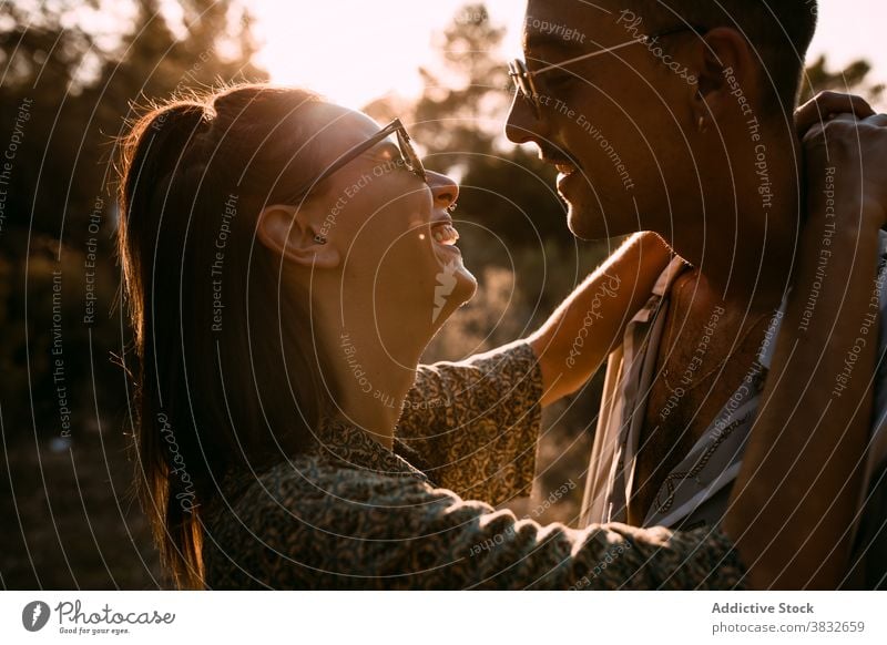 Verliebtes Paar umarmt in der Natur bei Sonnenuntergang Liebe Umarmung sanft Abend Stil Zusammensein Partnerschaft Himmel romantisch Freund Zuneigung lässig