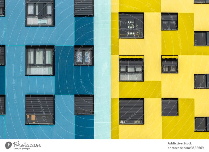 Buntes Wohnhaus in der Stadt Hintergrund Architektur Gebäude lebhaft wohnbedingt Farbe Fenster Form Geometrie modern blau gelb Außenseite Großstadt