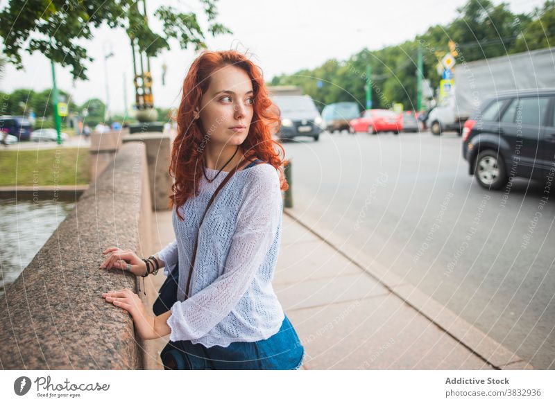 Rothaarige Frau auf städtischer Brücke stehend Großstadt rote Haare beobachten Interesse Straße urban warten jung Rotschopf tausendjährig Schüler Lifestyle